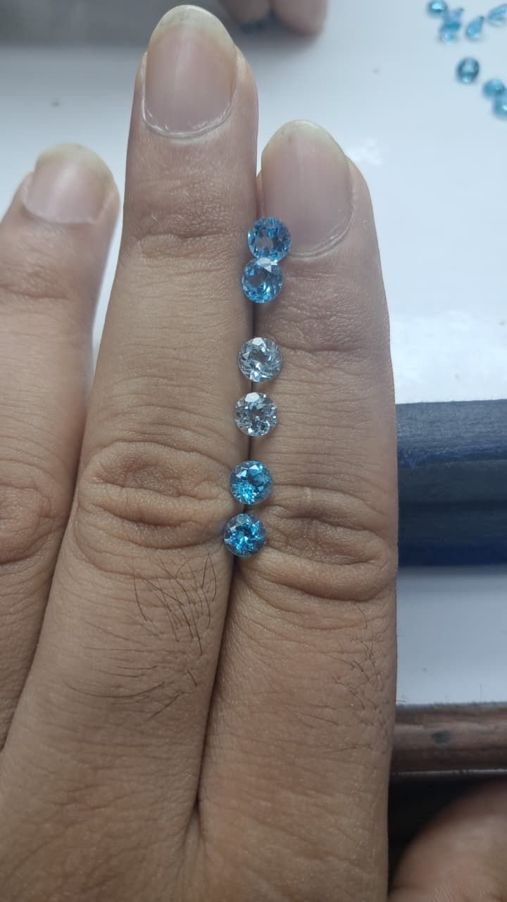 Loose stones compared at the factory before selection